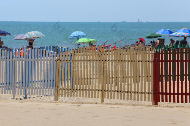 夏天海边海滩上操场的栅栏