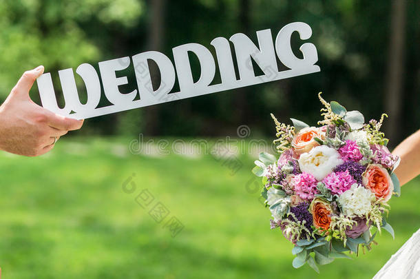 新郎和新娘的手与文字婚礼和美丽的婚礼