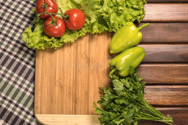 桌子上有蔬菜的木板。 温暖的色调