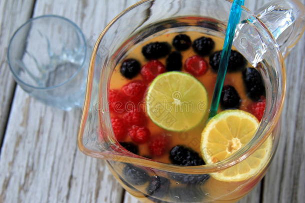 新鲜果汁和切片水果的玻璃水罐