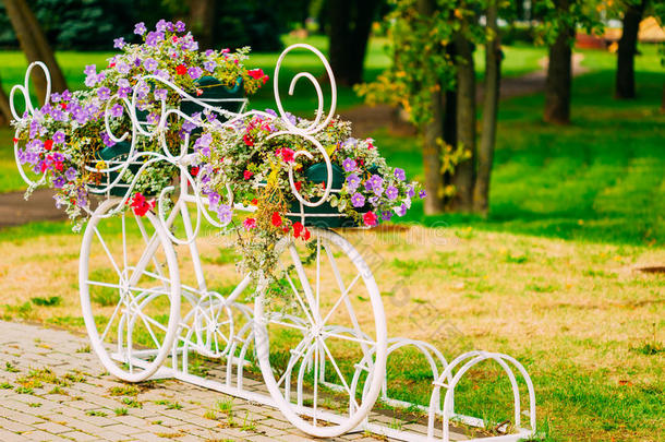 花园白色装饰自行车停车场