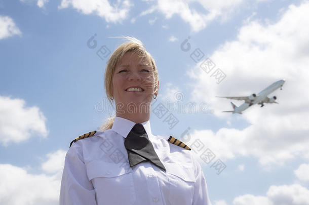 女飞行员在空中飞过一架客机
