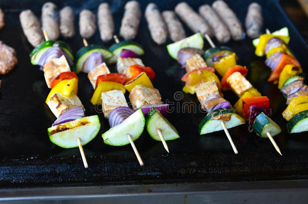 烧烤蔬菜和素食，素食烤肉串或烤肉串