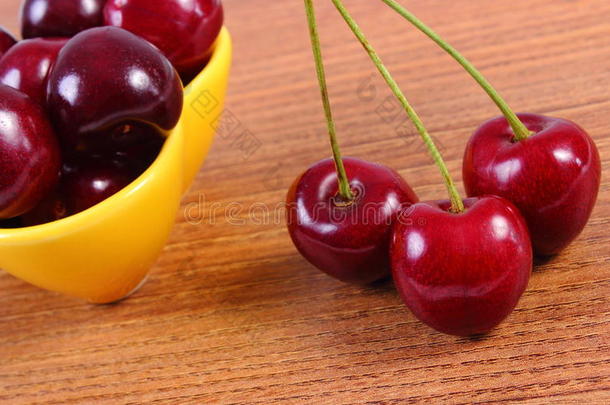 木制桌子上的新鲜樱桃，健康的食物