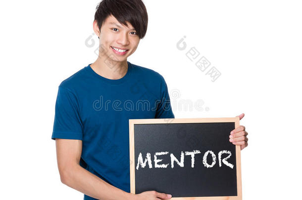 亚洲男人用黑板显示了一个单词导师
