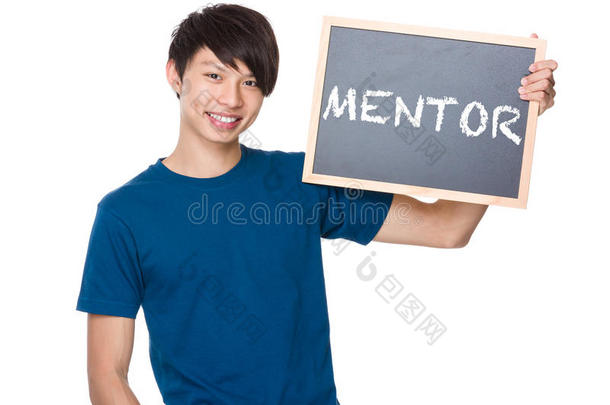 一个亚洲人拿着黑板，向他展示一个单词“良师益友”