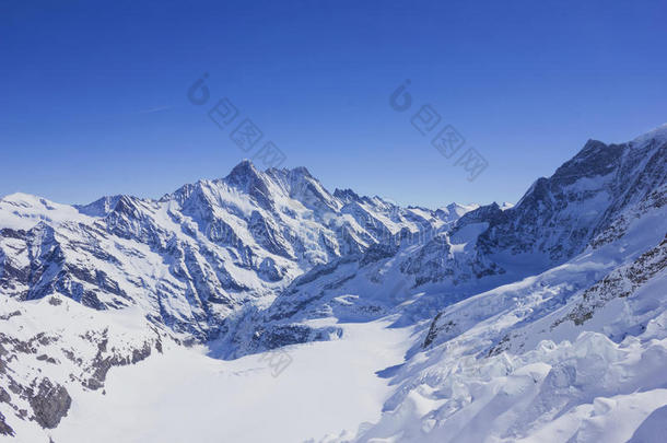 阿尔卑斯山背景蓝色蓝天圣诞节