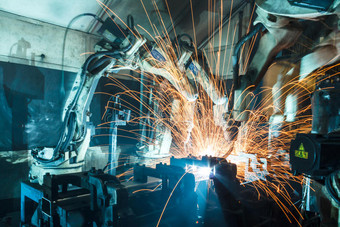 汽车制造厂的机器人焊接图片