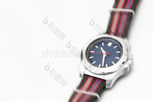 彩色皮带上的蓝色表盘手表看起来好像在移动