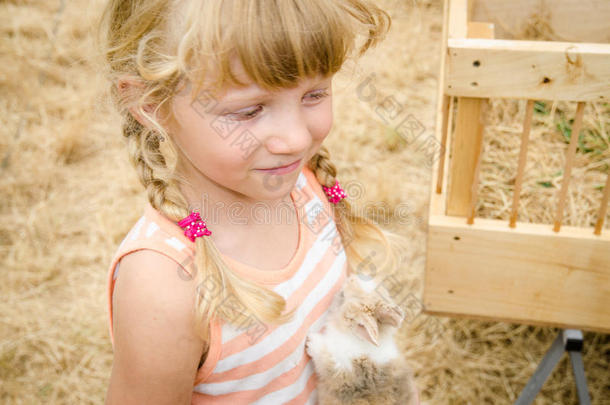 女孩和兔子兔子宠物