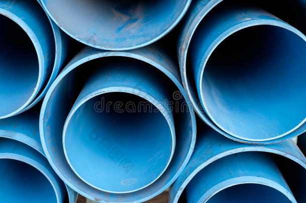 尘土飞扬的蓝色管道PVC