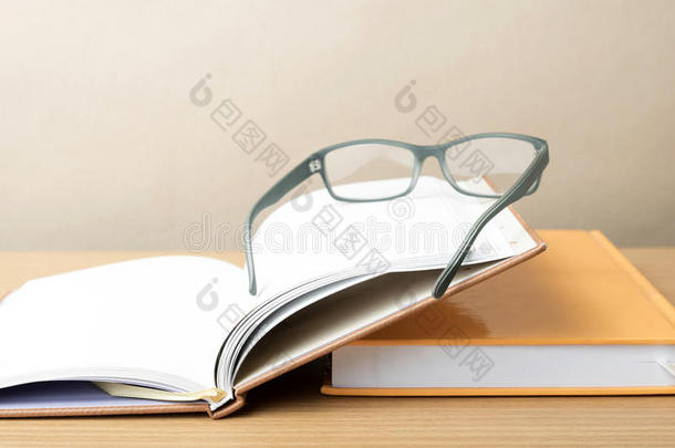 一群书和眼镜