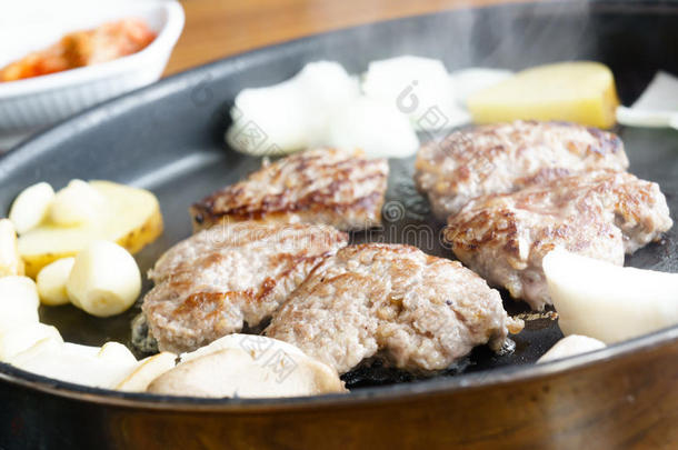 背景烧烤牛肉<strong>韩国烤肉</strong>烹饪