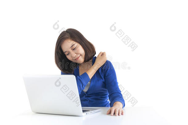 女商人在前面用笔记本电脑做伸展运动