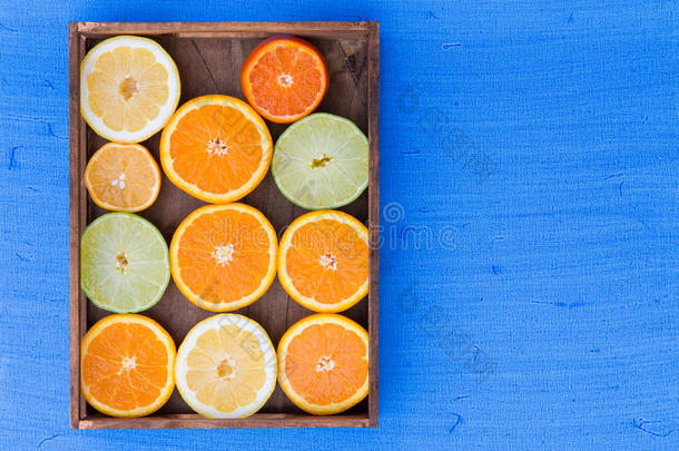 柑橘类水果-橘子、柠檬和柠檬。