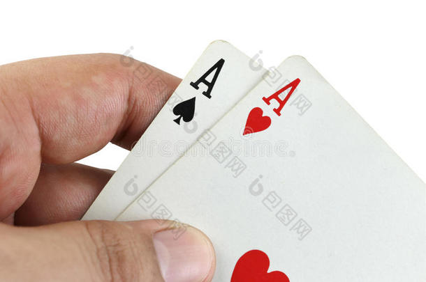 手里拿着两张<strong>扑克</strong>牌。