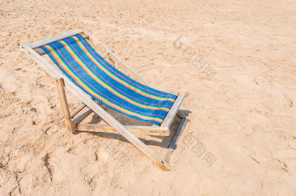 阳光明媚的日子，沙滩上五颜六色的椅子