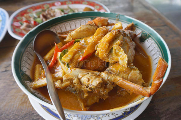 新鲜螃蟹与鸡蛋泰国红咖喱与竹笋