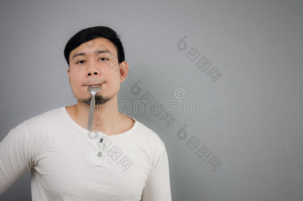 一个带勺子的亚洲男人。