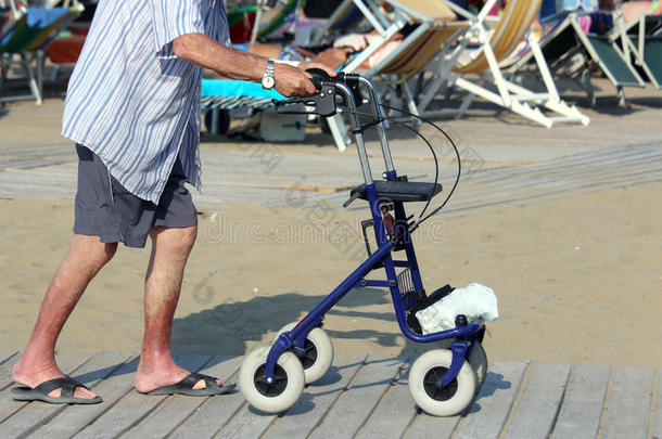 年龄回廊海滩残疾残疾人