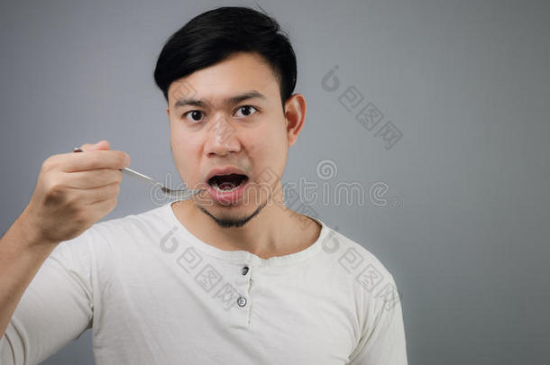 一个带勺子的亚洲男人。