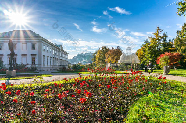 美丽的风景著名的米拉贝尔花园与老历史堡垒霍ensalzburg在萨尔茨堡，奥地利