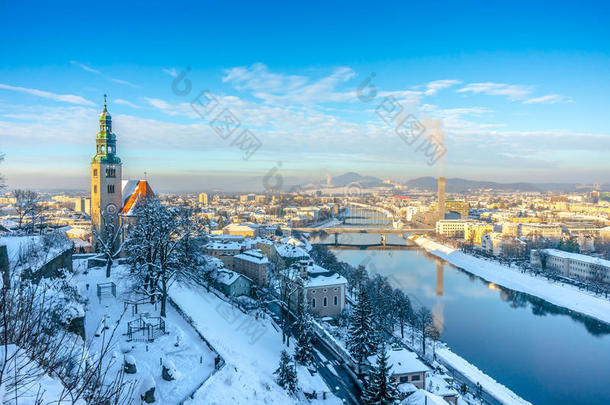 美丽的全景萨尔茨堡天际线与穆埃尔<strong>纳</strong>教堂和河流萨尔扎克在冬天，萨尔茨堡土地，奥地利