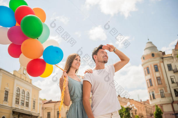 带气球的年轻夫妇