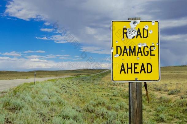 小心怀俄明州有许多弹孔的道路损坏标志。