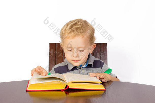 金发男孩专心读一本书