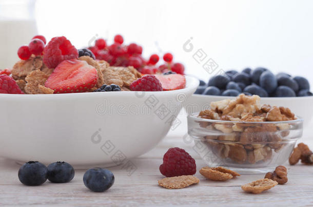早餐-浆果，水果和穆斯利在白色木制