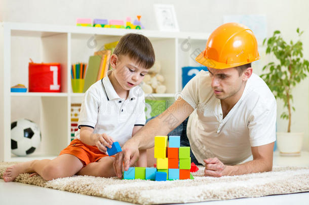男孩和父亲扮演建筑工人
