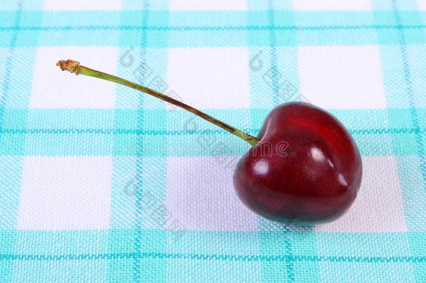 新鲜樱桃在格子桌布上，健康的食物