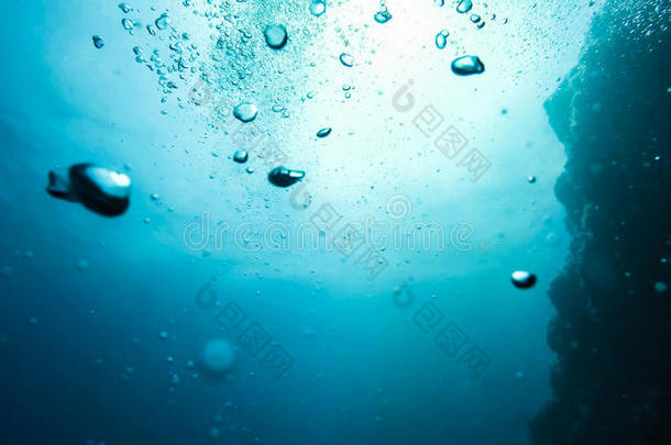 蓝色背景上的水中<strong>气泡</strong>，<strong>水下</strong>摄影