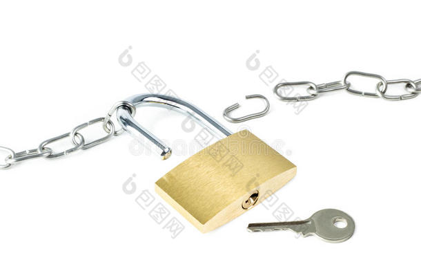 断了的金属链，解锁的挂锁和钥匙