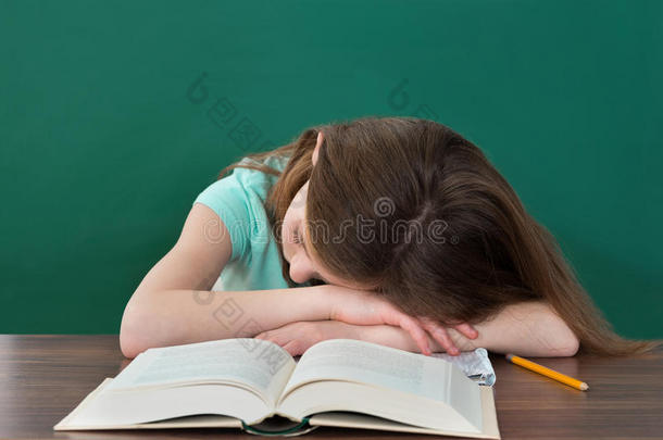 学生在课桌上睡觉