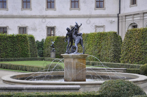 来自捷克共和国布拉格沃伦斯坦宫殿<strong>庭院</strong>的喷泉