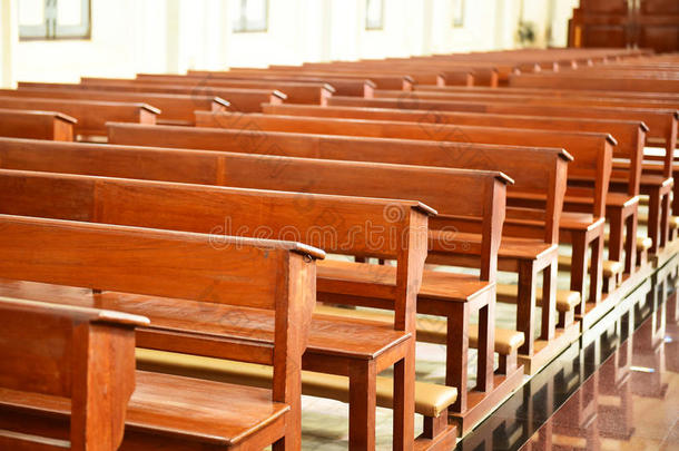 教堂里的椅子祈祷，天主教堂内部