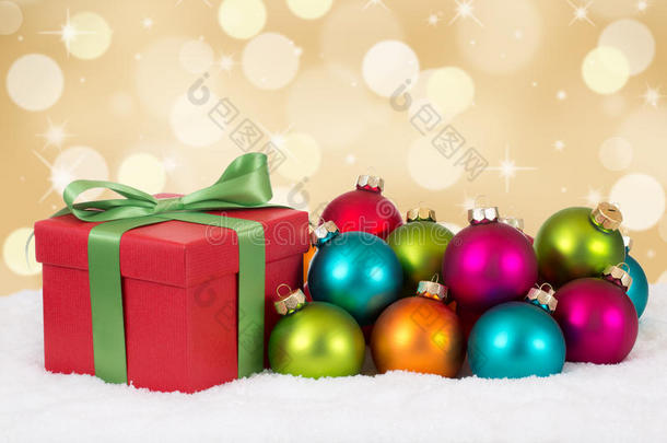 圣诞礼物装饰彩球和金色背景
