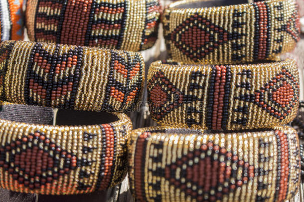 非洲传统手工串珠手镯。棕色-米色。