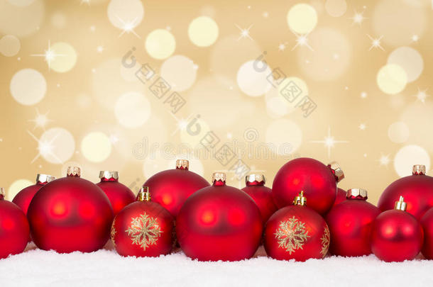 圣诞卡<strong>红球</strong>装饰与金色背景