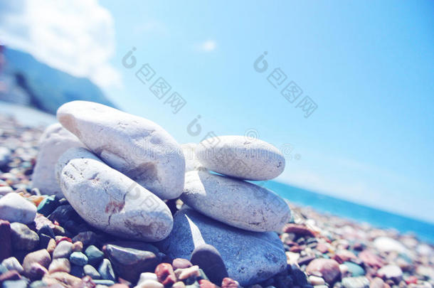 鹅<strong>卵石</strong>海滩上<strong>白色</strong>石头的特写；过滤，褪色，复古风格