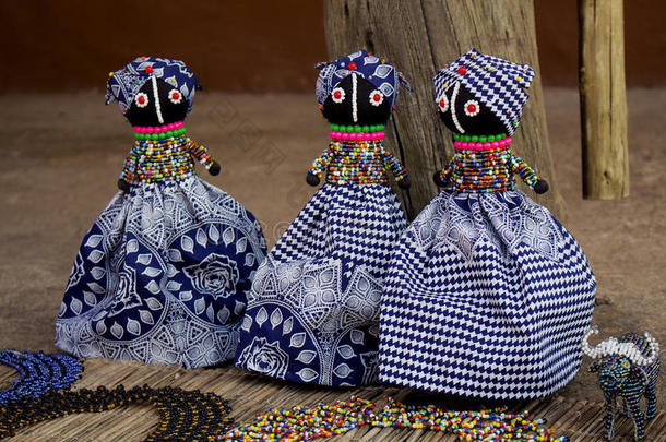 非洲布娃娃。手工串珠，布料衣服。当地工艺品市场。