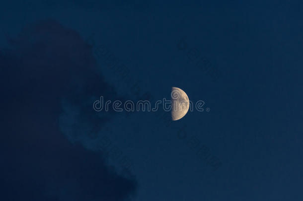 第一季度月亮和云