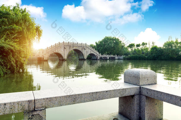 中国传统建筑桥梁。