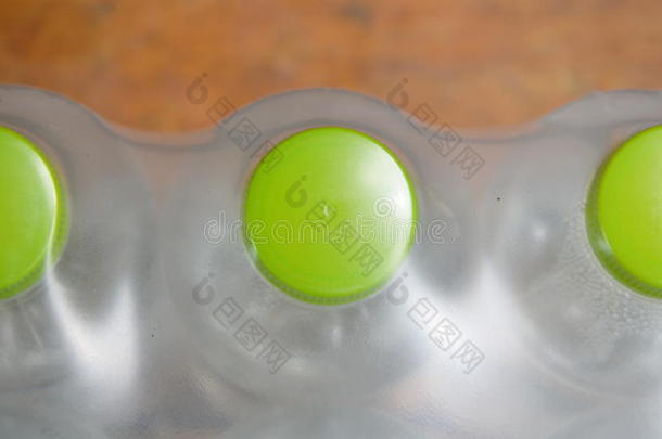 塑料包装的绿色瓶盖水瓶