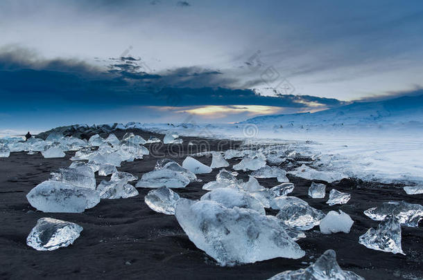 冰环礁湖中的冰山-冰岛约库萨隆。