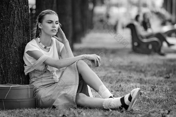 女孩躺在草地上，穿着时髦的衣服，丝袜，一件连衣裙