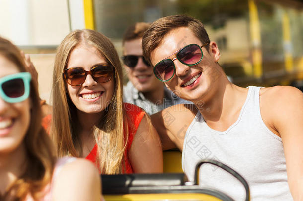 一群微笑的朋友乘坐旅游巴士旅行