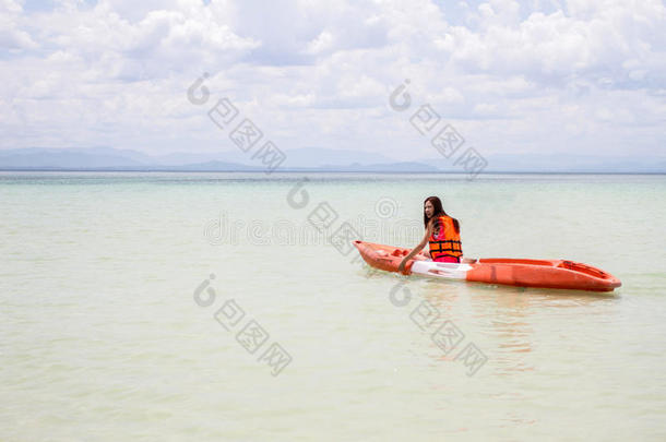 美丽的女孩，在海滩上旅行和度假